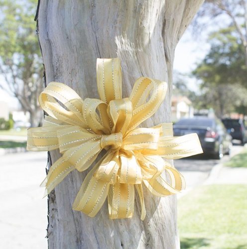 How to Make Decorative Big Yellow Ribbon Bows thumbnail